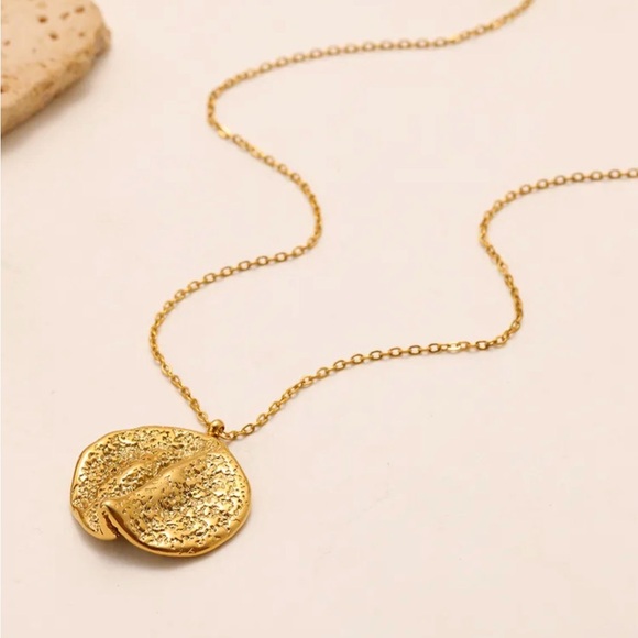 Gold Textured Statement Jewelry Set – Hammered Disc Necklace & Stud Earrings - Picture 3 of 8